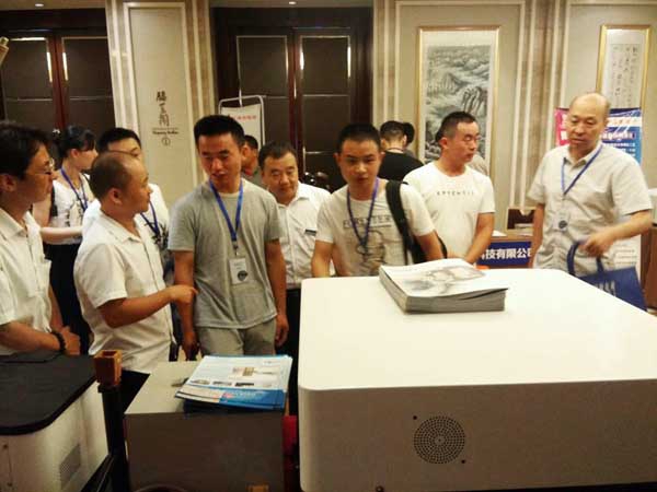 直讀光譜儀產品一出場就吸引了眾多鑄造行業專家的目光。